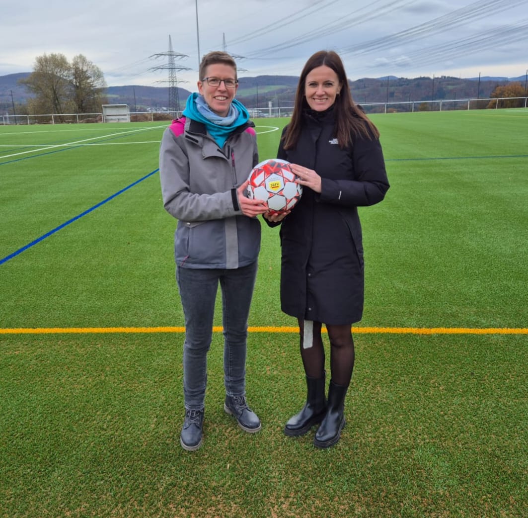 Gemeinsam geschafft: Unser Kunstrasen ist bereit!